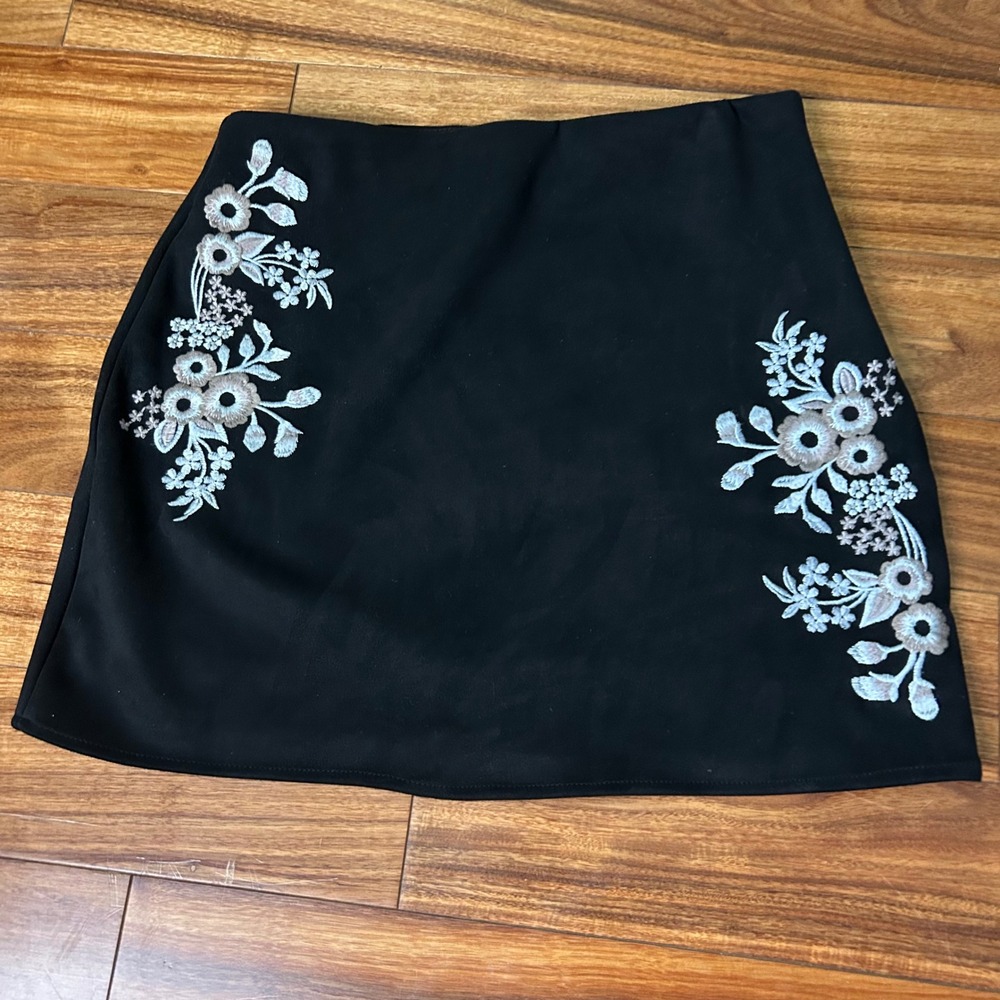 Jun &‎ Ivy Black Floral Embroidered Mini Skirt Side Zip Size Medium BMDW315CIMK